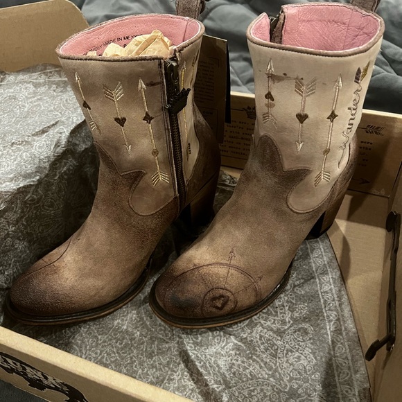 New in Box JUNK GYPSY BOOTS ❣️❣️❣️size 9 - Picture 2 of 10